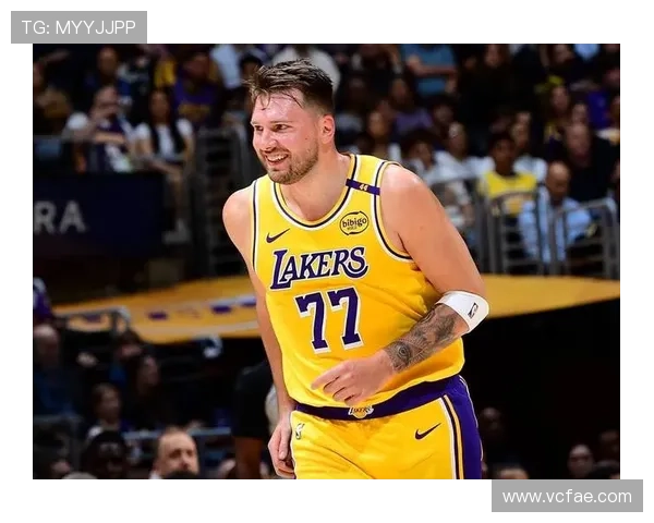 [NBA]东契奇持球突破 抛投打进还造加罚.